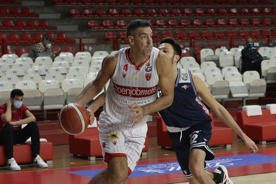 Luis Scola diventa il giocatore più anziano ad avere conquistato almeno 15 rimbalzi in una gara di A (superati Gilmore e Mitchell)