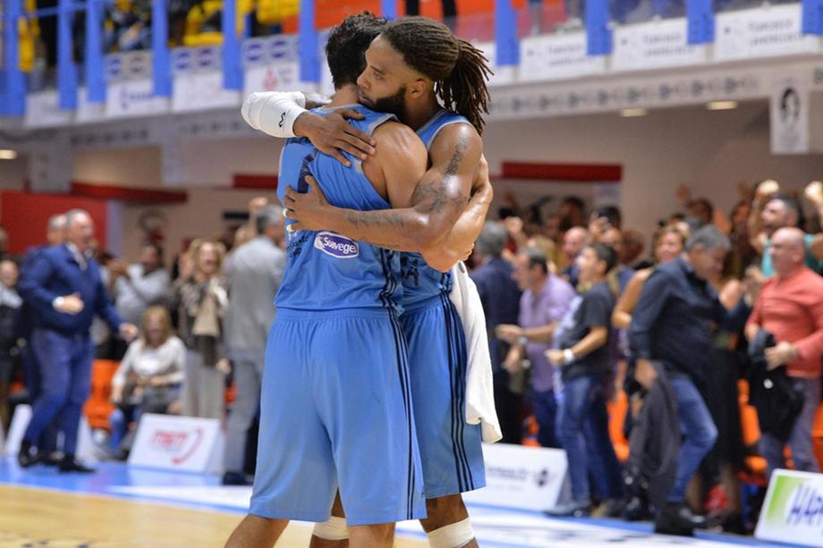 Stone allo scadere regala alla Happy Casa Brindisi il primo successo europeo