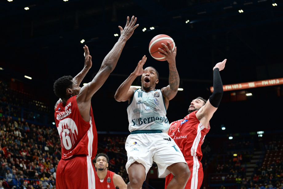 S. Bernardo-Cinelandia Cantù, blitz a Milano grazie alle triple (13, record stagionale per il club). L'exploit di Clark: 21.8 punti di media nelle ultime 5 gare