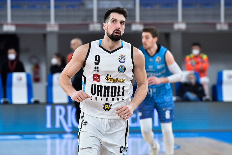 Serie A UnipolSai: Vanoli Cremona - Carpegna Prosciutto Pesaro. Mian a 2 triple da quota 121, record societario