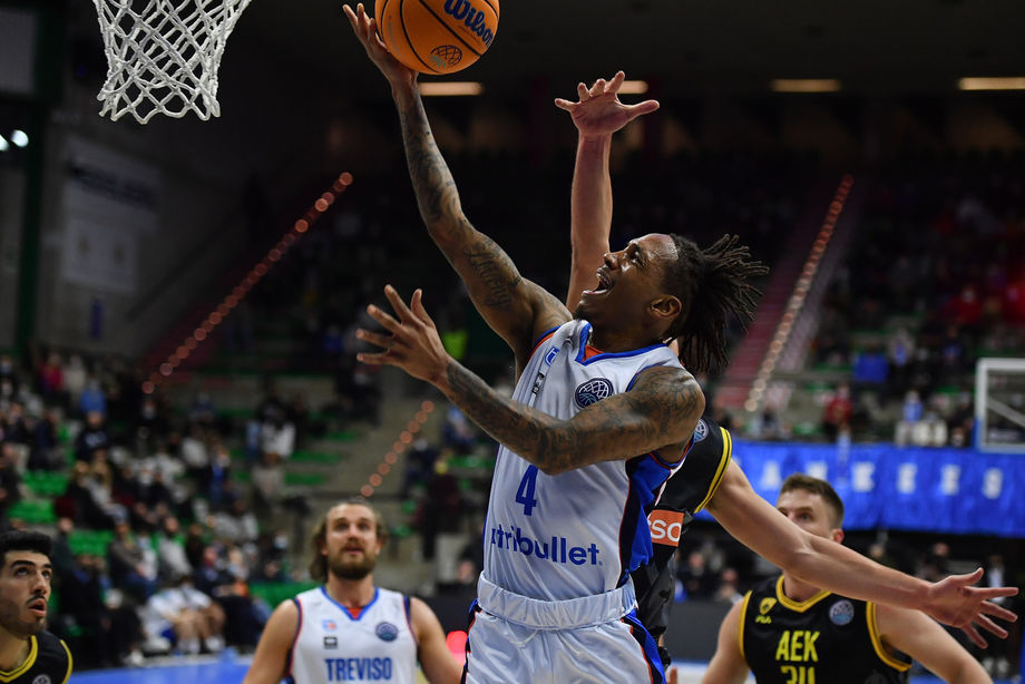 In  BCL la Nutribullet Treviso con Russell batte l’AEK Atene: ora il play-in. Holon elimina l'Happy Casa Brindisi