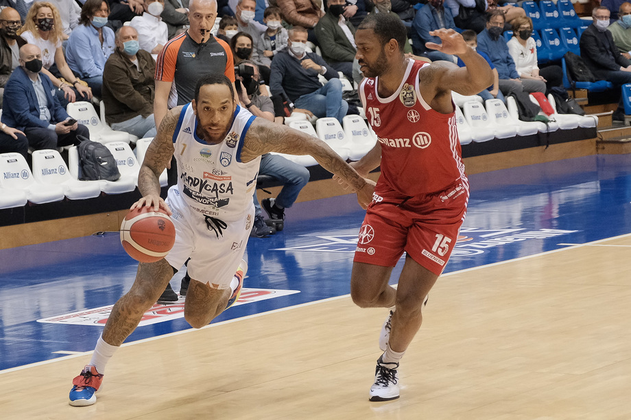 Nel finale l'Happy Casa Brindisi batte in Gara 3 l'Allianz Pallacanestro Trieste e stacca il pass per la Semifinale