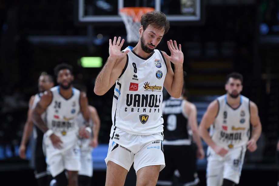 Poeta, a Bologna 'career high' per punti (28 in 22 minuti) e record personale nelle triple (7, il suo massimo sinora era 4)