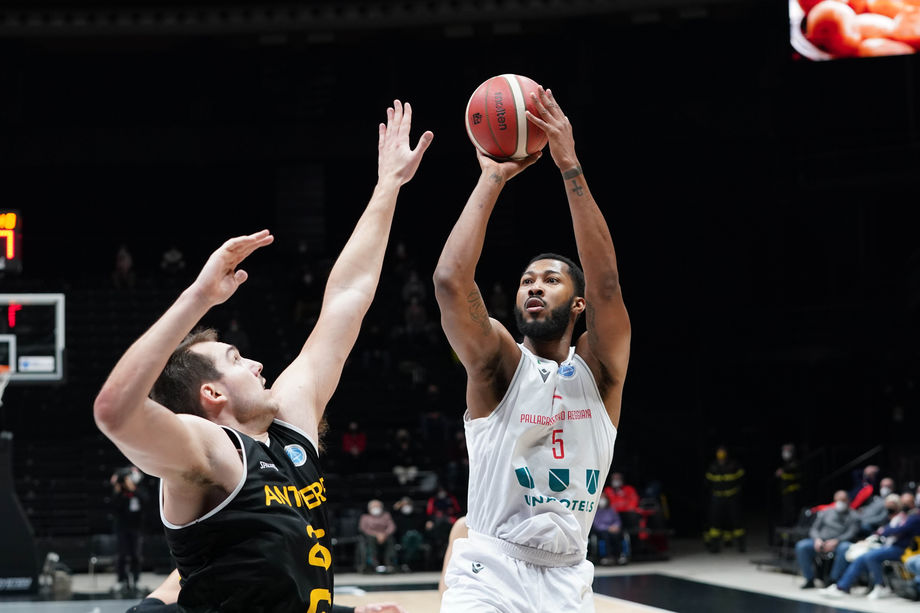 FIBA Europe Cup, la UNAHOTELS Reggio Emilia crolla ad Anversa e rimanda il passaggio ai quarti di finale