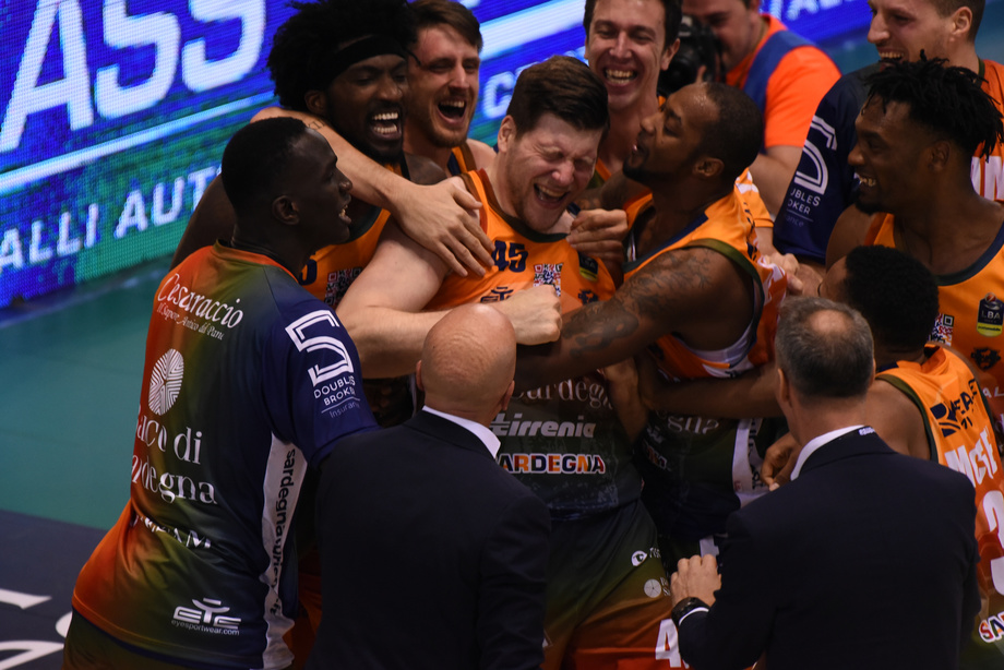 PosteMobile Final Eight: la prodezza di Cooley vale la semifinale per il Banco di Sardegna