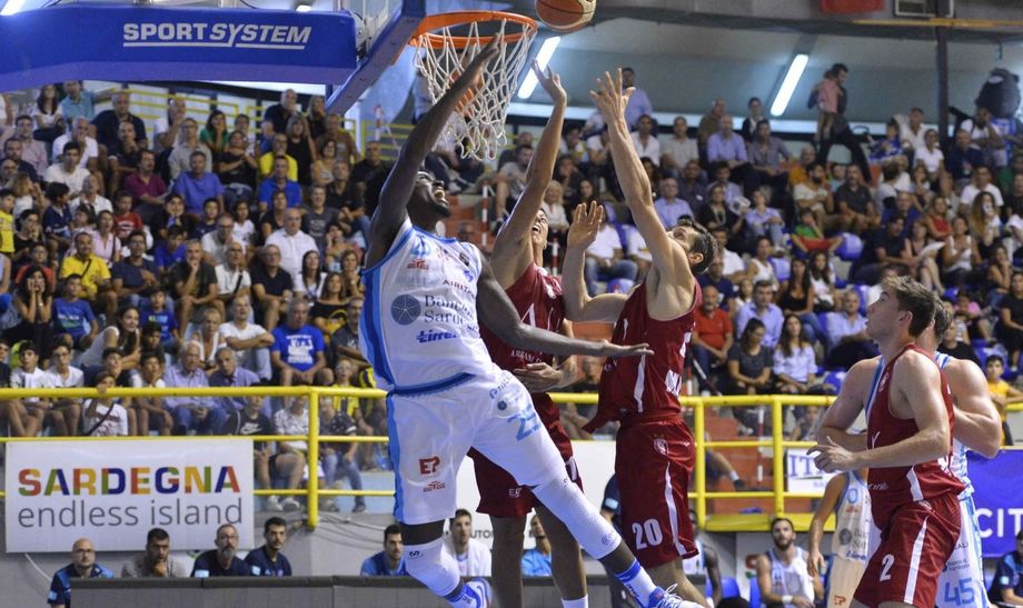Il Banco di Sardegna in finale  a Cagliari: 7 uomini in doppia cifra, Milano cede