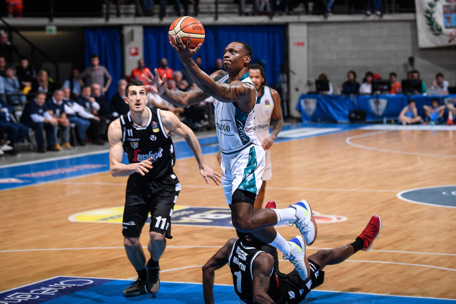L'Acqua S. Bernardo Cantù non si ferma più con la coppia Jefferson-Gaines: per la guardia undicesima gara di fila in doppia cifra (21.1 punti di media nelle ultime 6 gare)