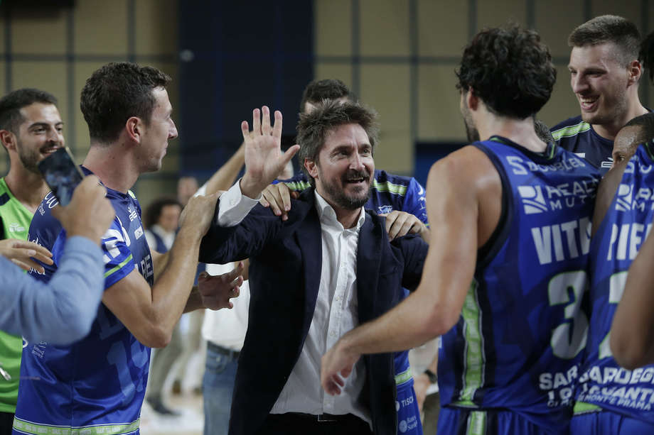 Sassari, seconda Supercoppa della sua storia. Pozzecco vince anche in panchina dopo avere conquistato una Supercoppa da giocatore (con Varese nel 1999, 68 a 61 sulla Virtus Bologna)