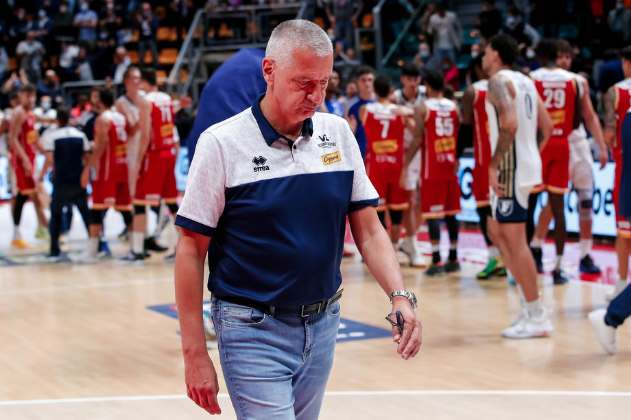 Carpegna Prosciutto Pesaro, si dimette il coach Aza Petrovic: 'Voglio dare un segnale alla squadra"
 