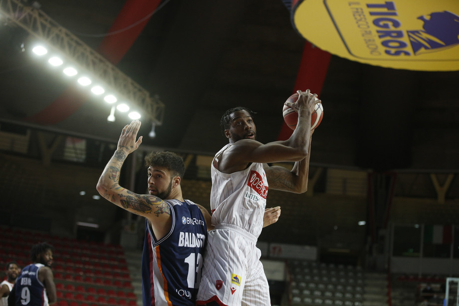 L'Openjobmetis Varese riparte grazie agli assist e ai rimbalzi (50, seconda miglior prova stagionale dopo Pesaro) 
