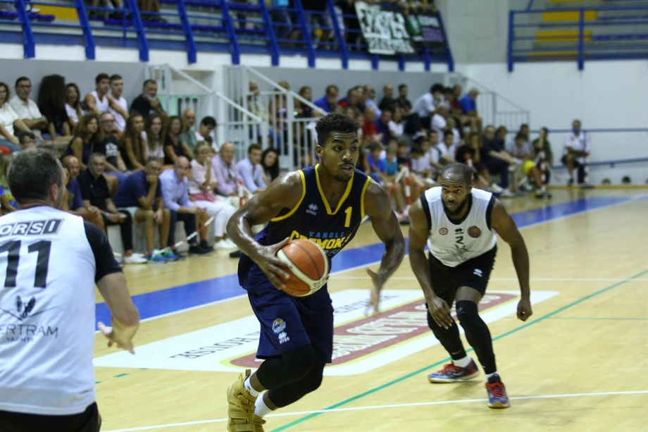 Brillano Saunders e Ricci nella Vanoli Cremona che batte Tortona