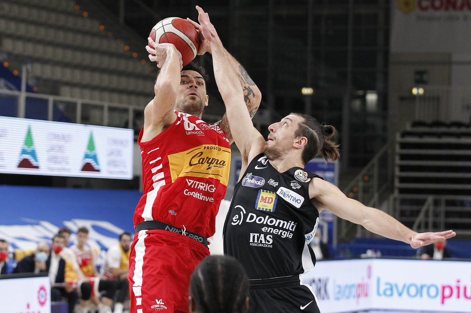 Serie A UnipolSai: Carpegna Prosciutto Pesaro micidiale da 3 (16 su 29), Dolomiti Energia Trentino Ko