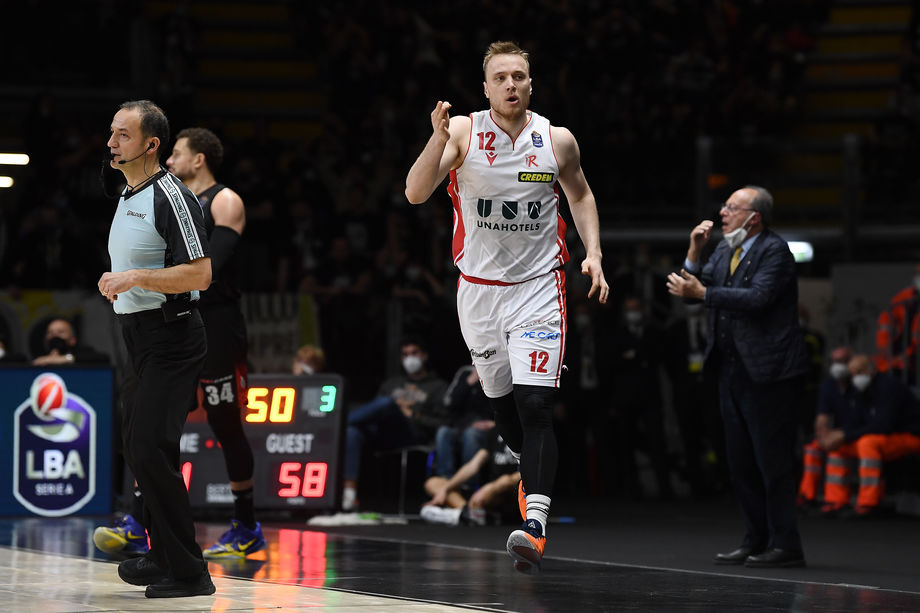 UNAHOTELS Reggio Emilia, la crescita di Strautins: “La squadra ha fiducia in me e di conseguenza riesco a giocare la mia pallacanestro al meglio”