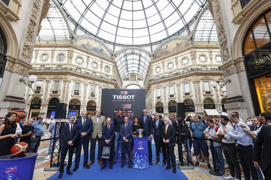FIBA EuroBasket 2022: 100 giorni al via, acceso il Tissot Countdown Clock in Galleria Vittorio Emanuele II a Milano