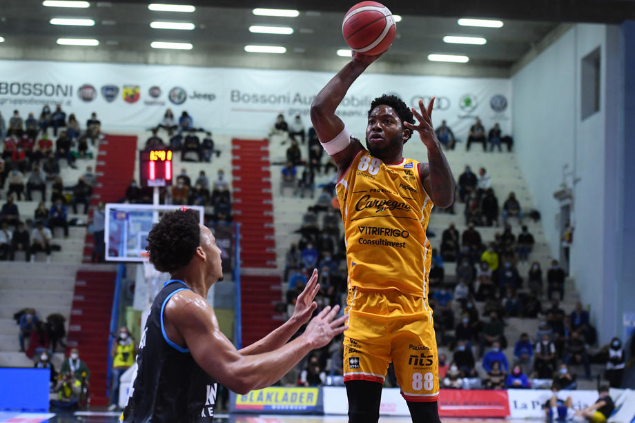 La 25ª sfida in Serie A tra Carpegna Prosciutto Pesaro e Vanoli Cremona apre il programma domenicale del 19° turno