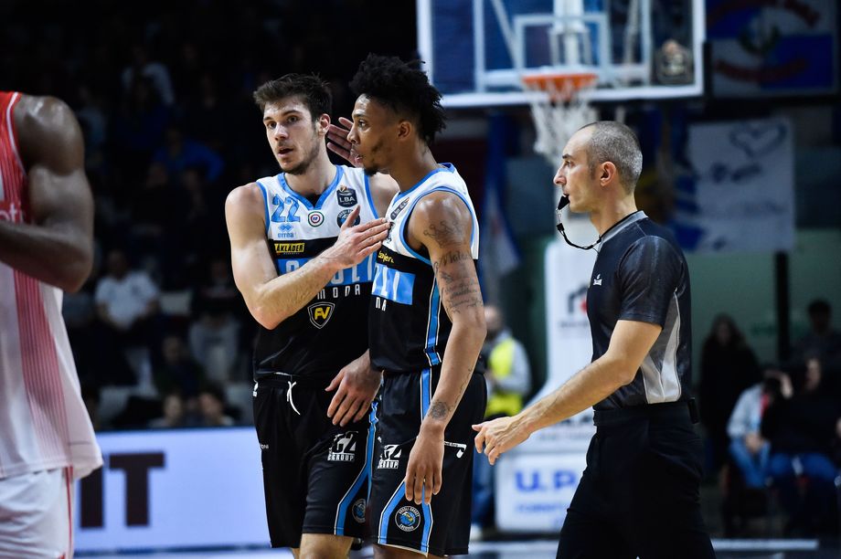 Happ guida la Vanoli Cremona nall'anticipo contro l'Openjobmetis Varese. Buon debutto per Richardson