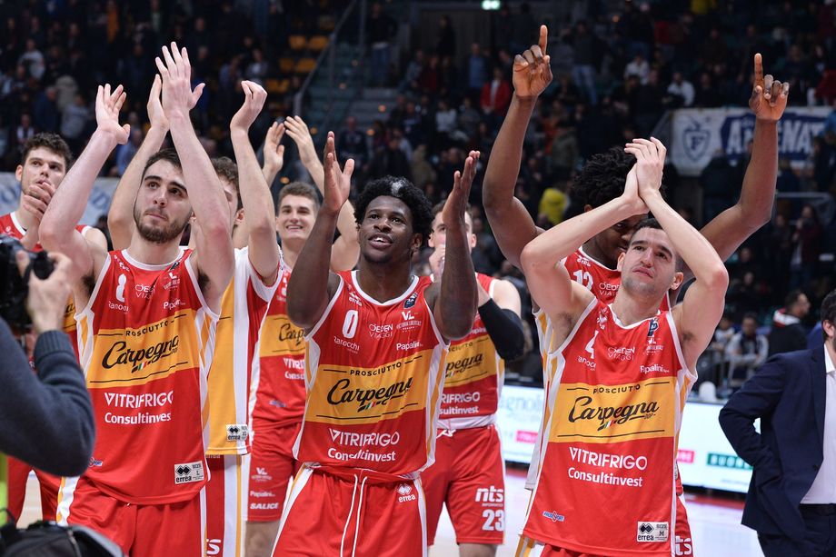 Carpegna Prosciutto Pesaro, con Willliams e Pusica primi due punti sul campo della Pompea Bologna