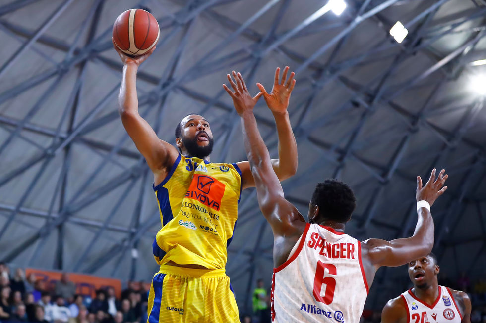 Trevor Thompson al tiro