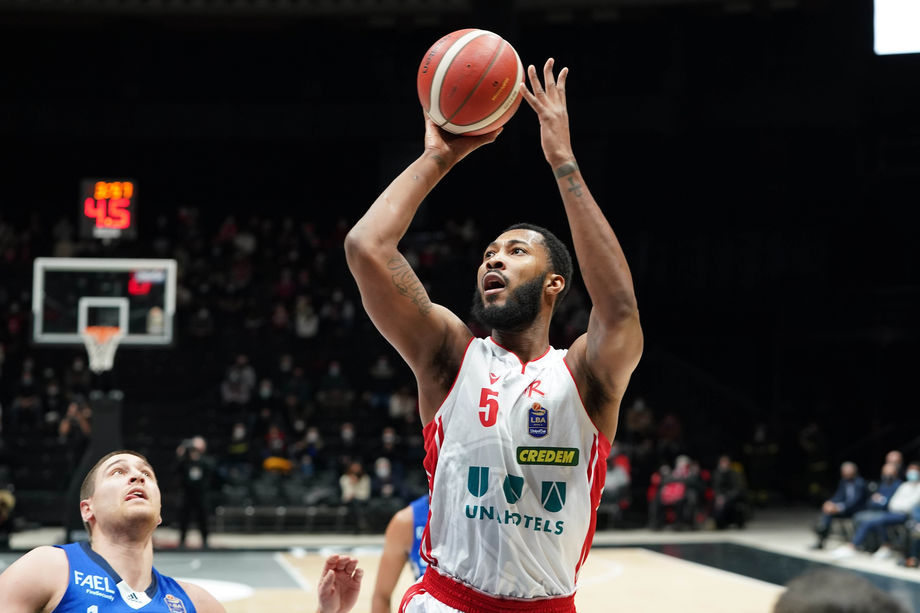 La UNAHOTELS Reggio Emilia domina la Happy Casa Brindisi grazie al duo Hopkins-Olisevicius
 
