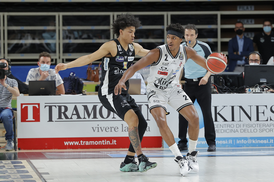 L'A|X Armani Exchange Milano nel finale chiude i conti con la Dolomiti Energia Trentino