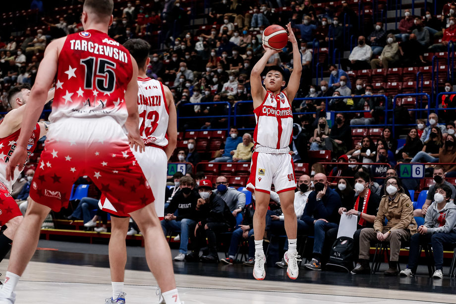Openjobmetis Varese, l'esordio di Wei Lun Zhao: “Sogno la Nazionale cinese e la NBA. Pozzecco? A volte andiamo al campetto e spesso vinco io…”