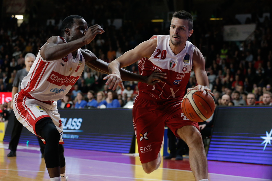 Nel derby vinto da Milano Avramovic (24) vola oltre quota 1.000 in A. Cinciarini raggiunge quota 1.200 assist (7° nella storia)