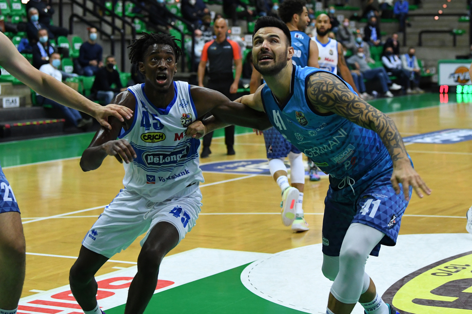 A Treviso il recupero De'Longhi-Acqua S. Bernardo (ore 18, Eurosport Player). Cantù senza Leunen, Menetti cerca la vittoria n° 100 in A