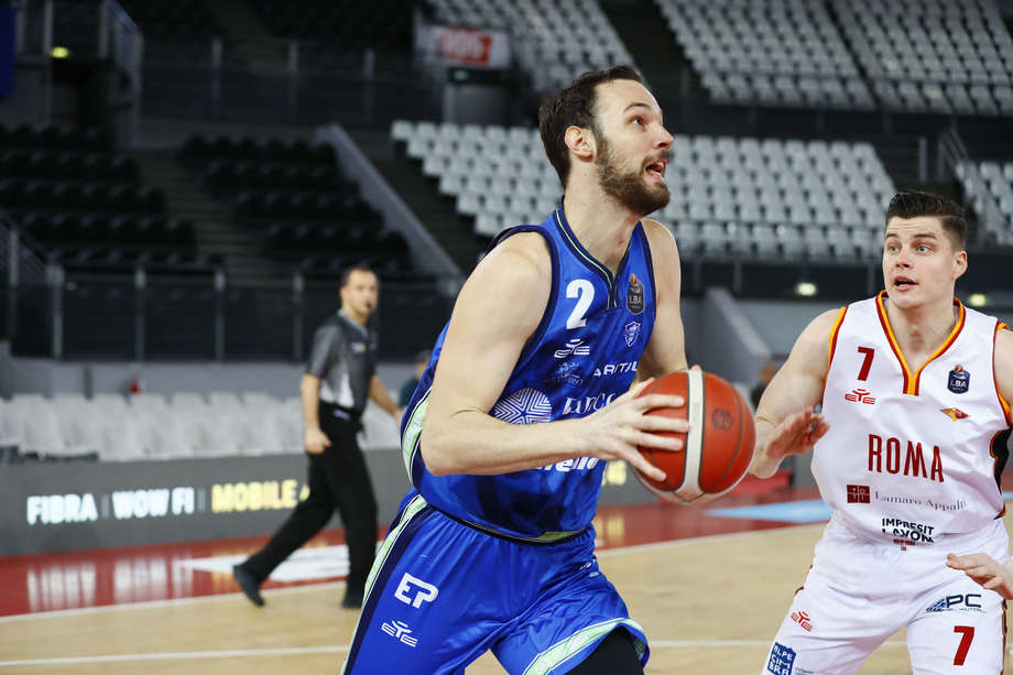 Il Banco di Sardegna frena la rimonta della Virtus ed espugna Roma