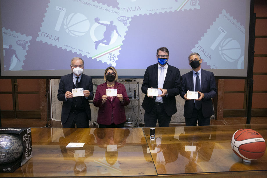 Presentato al MISE il francobollo celebrativo dei 100 anni FIP. Il Ministro Giorgetti: “Lo sport è sviluppo economico. Trovare misure per la sopravvivenza del basket e sostenere i vivai”
