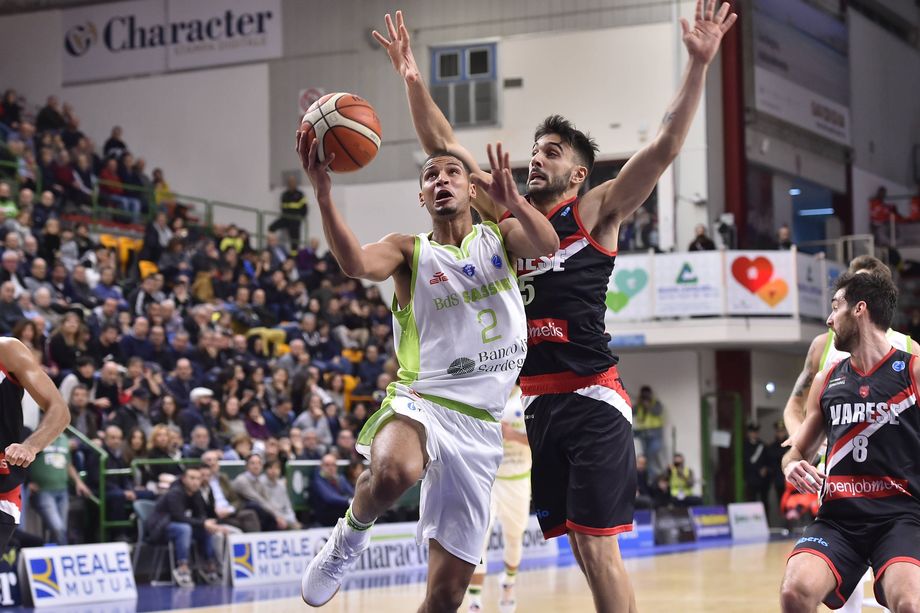 Nel derby italiano di Fiba Europe Cup l'Openjobmetis Varese rimonta da - 23 ed espugna Sassari