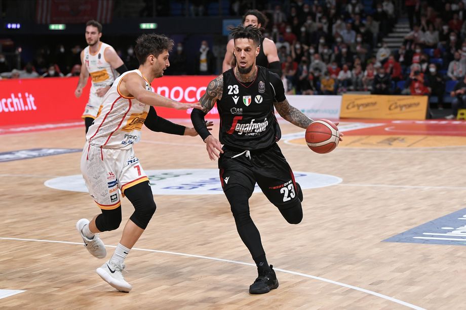 Dopo 20 anni torna domenica una serie playoff tra Virtus Segafredo Bologna e Carpegna Prosciutto Pesaro (Gara 1 alle 21 su Rai Sport HD e Discovery +)