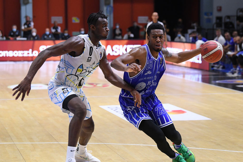 Discovery+ Supercoppa: con la coppia Battle-Clemmons il Banco di Sardegna Sassari vince a Cremona e si qualifica
