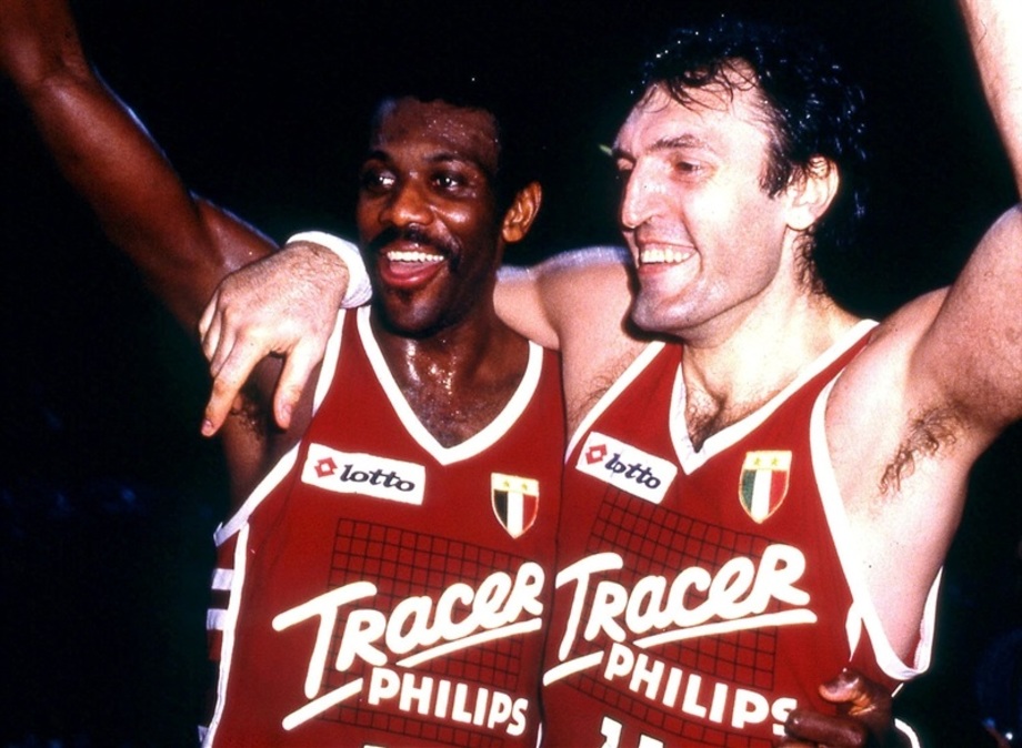 Stasera nell'intervallo della sfida col Maccabi l'Olimpia Milano ritira la maglia n° 11 di Dino Meneghin