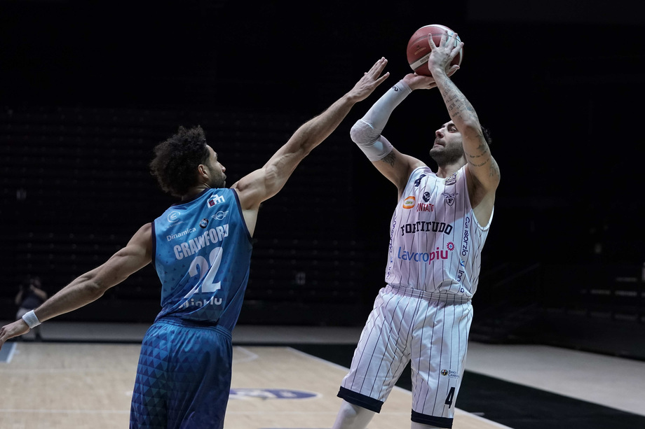 Fortitudo Lavoropiù Bologna, con Brescia pioggia di triple: 18, miglior prova da 3 della sua stagione (62.1%)