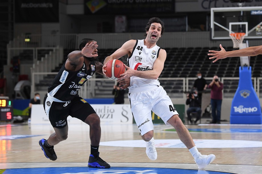 Nell'anticipo la Virtus Segafredo Bologna vince sul campo della Dolomiti Energia