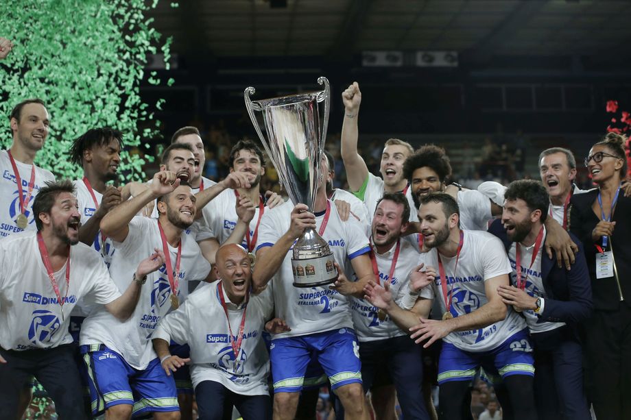 La Zurich Connect Supercoppa è del Banco di Sardegna. Pozzecco: 'Bellissimo'. De Raffaele: 'Un applauso al pubblico di Bari'