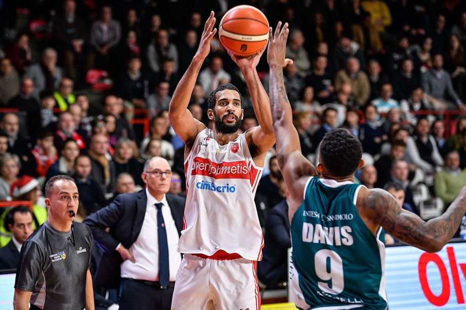 Openjobmetis Varese, nel derby pioggia di triple (15 con il 45.5%). Scrubb al record personale di punti con 7 'bombe' (primato stagionale di Marble eguagliato)