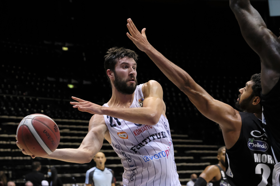 Fantinelli, la gara perfetta: ora guida solitario la classifica da 2 punti (77.8%) e da 3 (75%) con Maye 