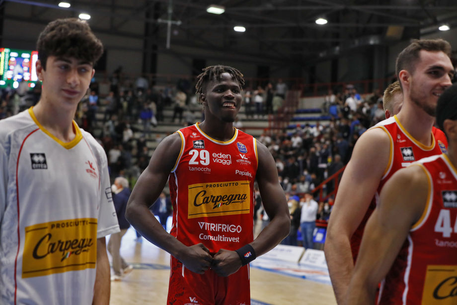 Carpegna Prosciutto Pesaro, il ritorno di Gora Camara: “Sto bene, sono stati mesi lunghi di terapie. Tengo tanto a questa serie playoff contro la Virtus”