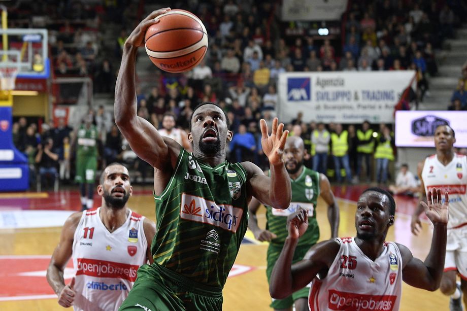 La Sidigas Avellno cala il poker a Varese. Per Cole nuovo record personale di punti (25): ora insegue Ledo nella clsssifica dei top scorer